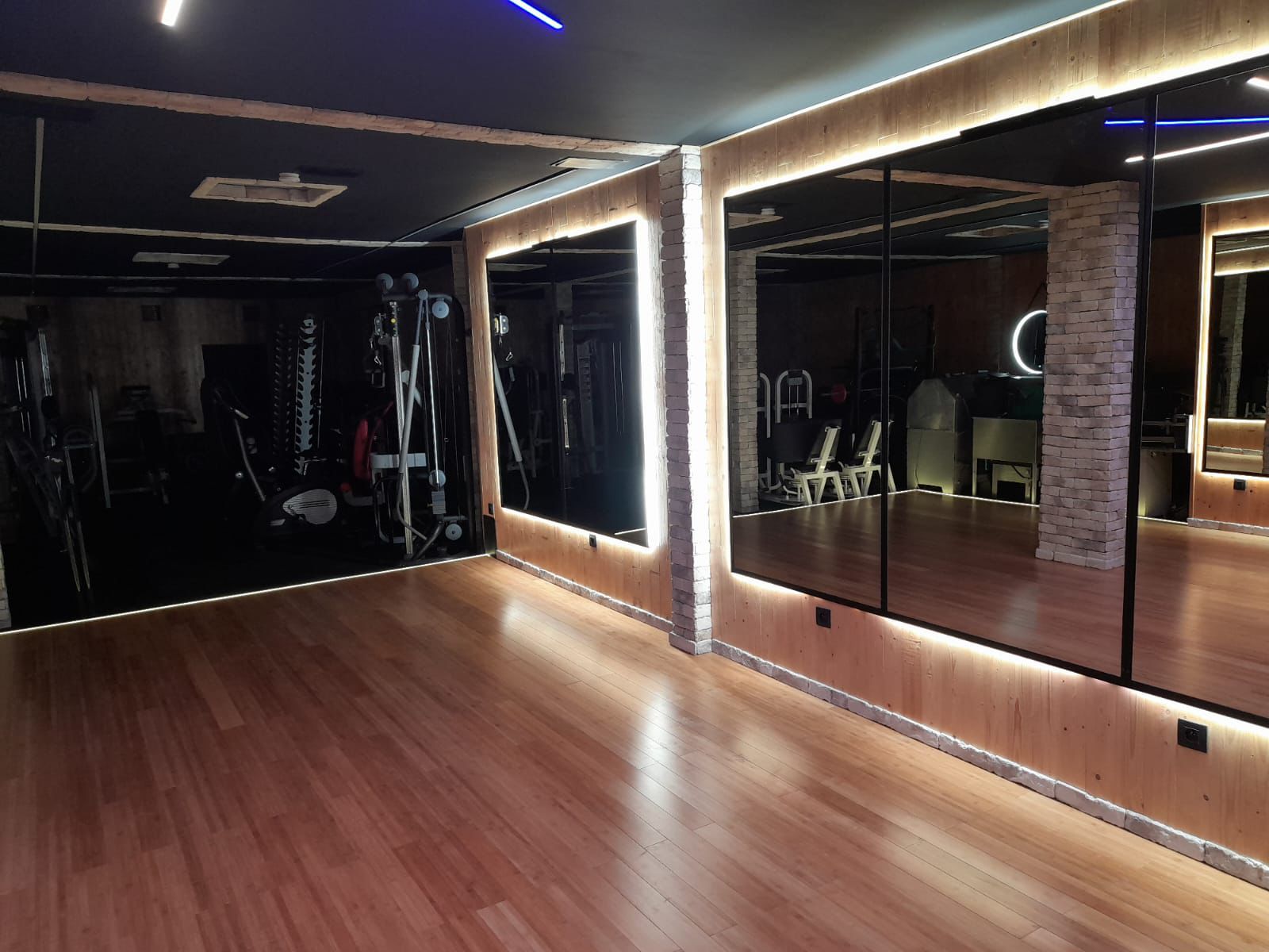 Notre studio à Bruxelles — miroirs, parquet et équipements